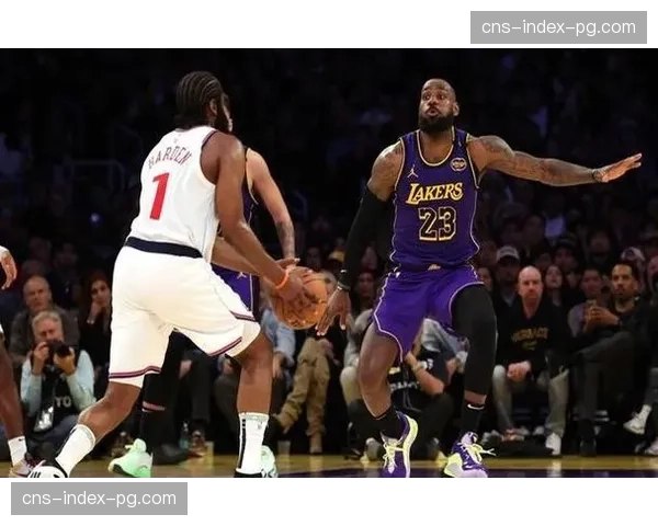 詹姆斯跨越四万分里程碑瞬间，全场起立欢呼，比赛暂停致意